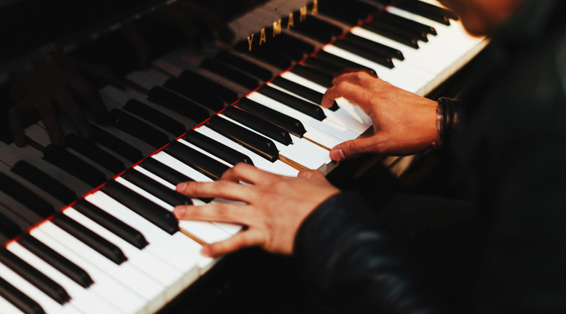 Yamaha P-45 piano numérique avec 88 touches – Compact et transportable –  Idéal pour les débutants – Noir : : Instruments de musique et Sono